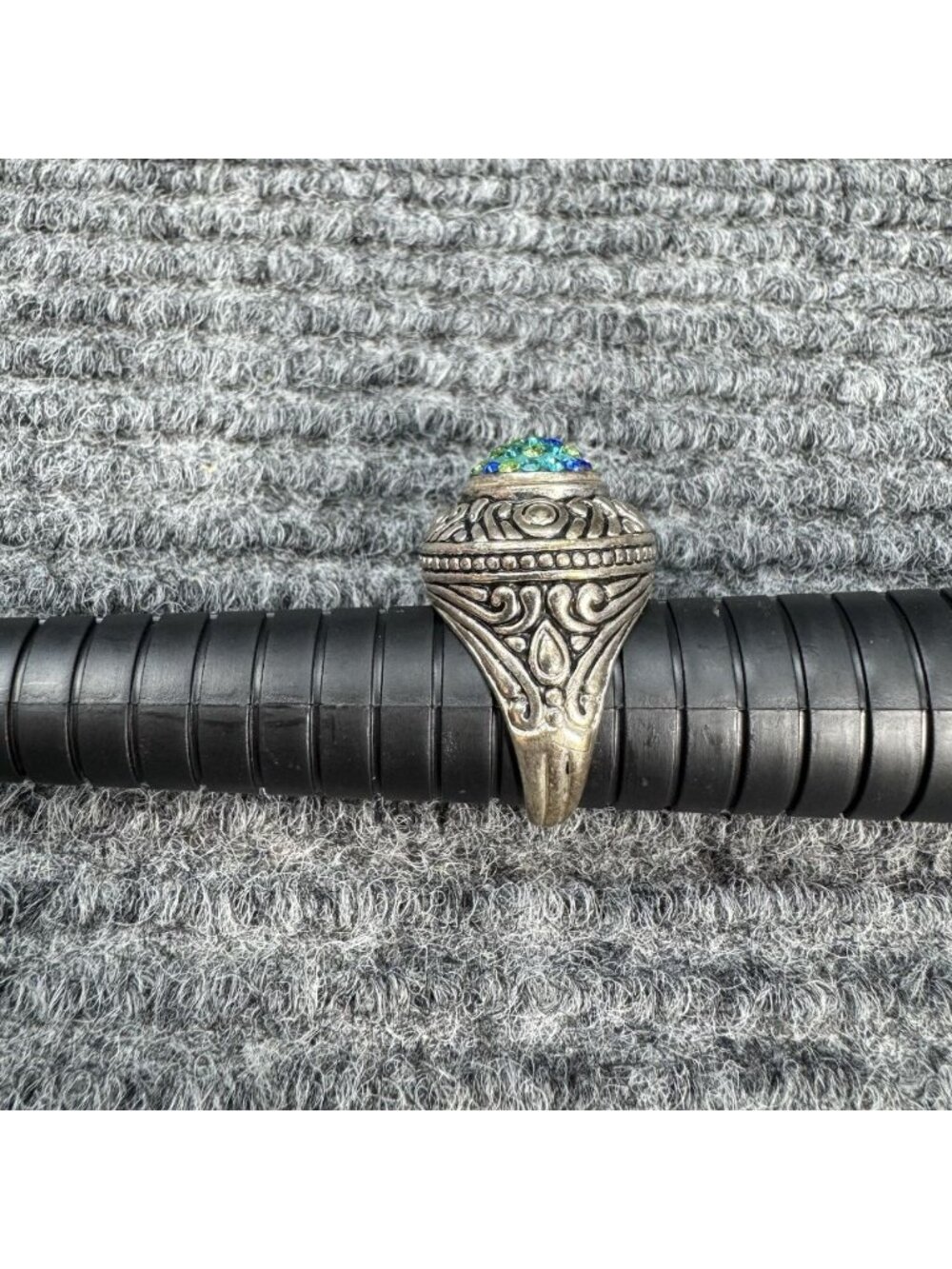 Vintage Cluster Rhinestone Statement Ring Size 8 Blue Green Filigree Cocktail - Picture 4 of 8